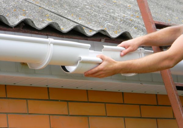 Gutter Hanging in Ballwin